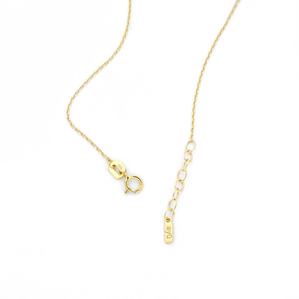 Detailansicht Verschluss mit Verlängerungskette einer filigranen Anker-Halskette aus 14k Gelbgold vor weißem Hintergrund.