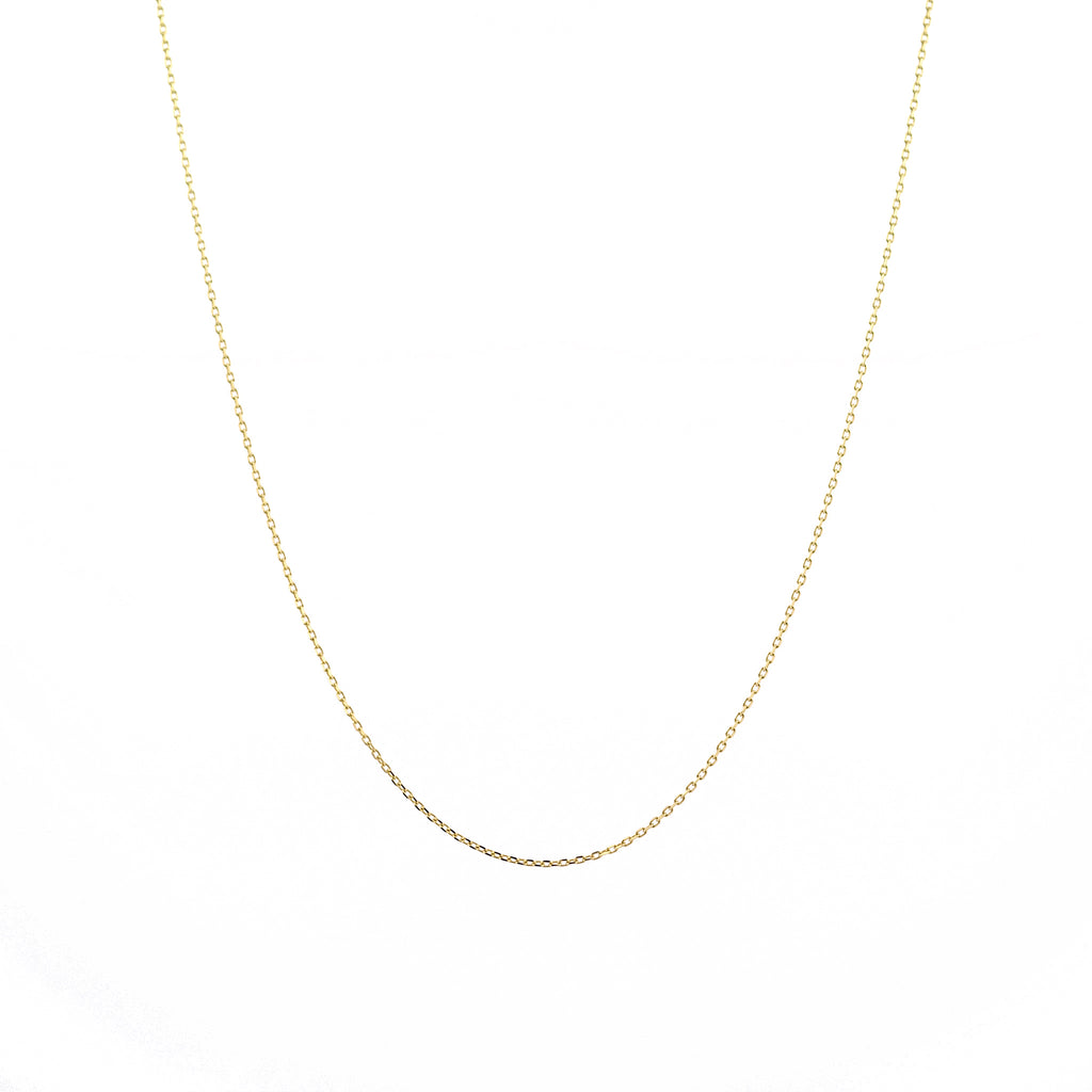 Filigrane Anker-Halskette aus 14k Gelbgold vor weißem Hintergrund.