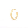 Ear Cuff aus 14k Gelbgold vor weißem Hintergrund.