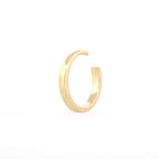 Ear Cuff aus 14k Gelbgold vor weißem Hintergrund.