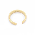 Detailansicht der Öffnung des Ear Cuffs aus 14k Gelbgold auf weißem Hintergrund.