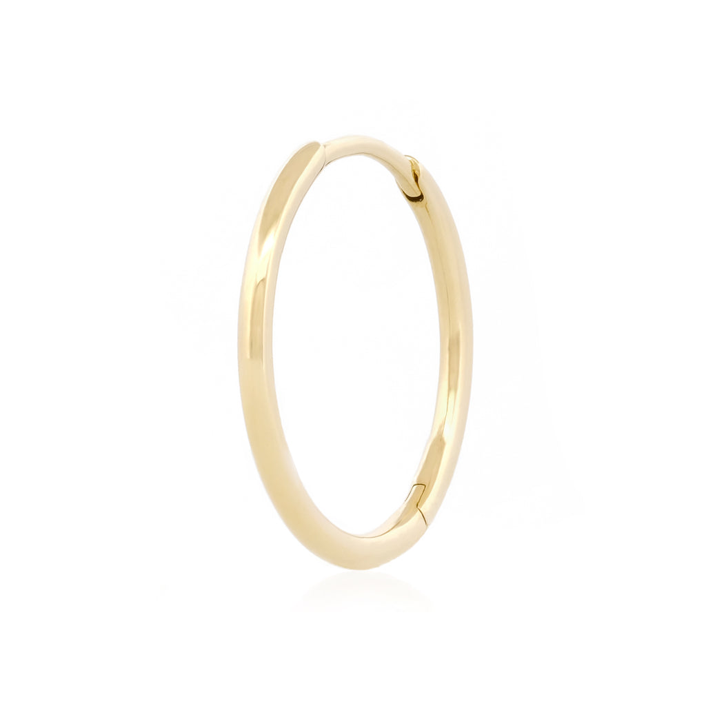 Angewinkelte Vorderansicht des filigranen Essential Hoops aus 14k Gelbgold vor weißem Hintergrund.