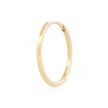 Angewinkelte Vorderansicht des filigranen Essential Hoops aus 14k Gelbgold vor weißem Hintergrund.