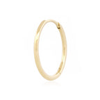 Angewinkelte Vorderansicht des filigranen Essential Hoops aus 14k Gelbgold vor weißem Hintergrund.