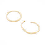 Detailansicht Verschluss des filigranen Essential Hoops aus 14k Gelbgold, liegend auf weißem Hintergrund.