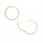 Detailansicht Öffnungsweite des filigranen Essential Hoops aus 14k Gelbgold, liegend auf weißem Hintergrund.