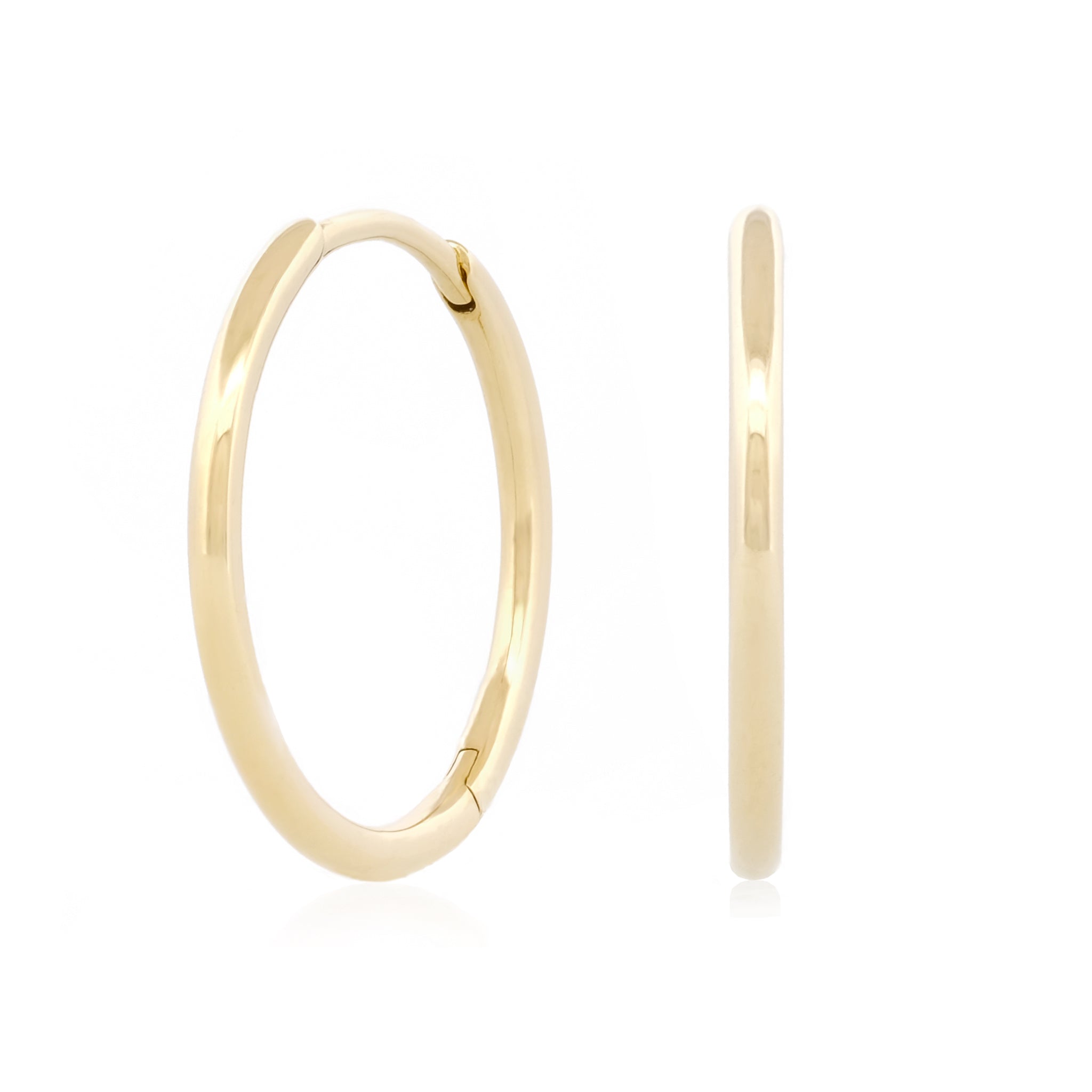 Vorderansicht eines Paars des filigranen Essential Hoops aus 14k Gelbgold vor weißem Hintergrund.