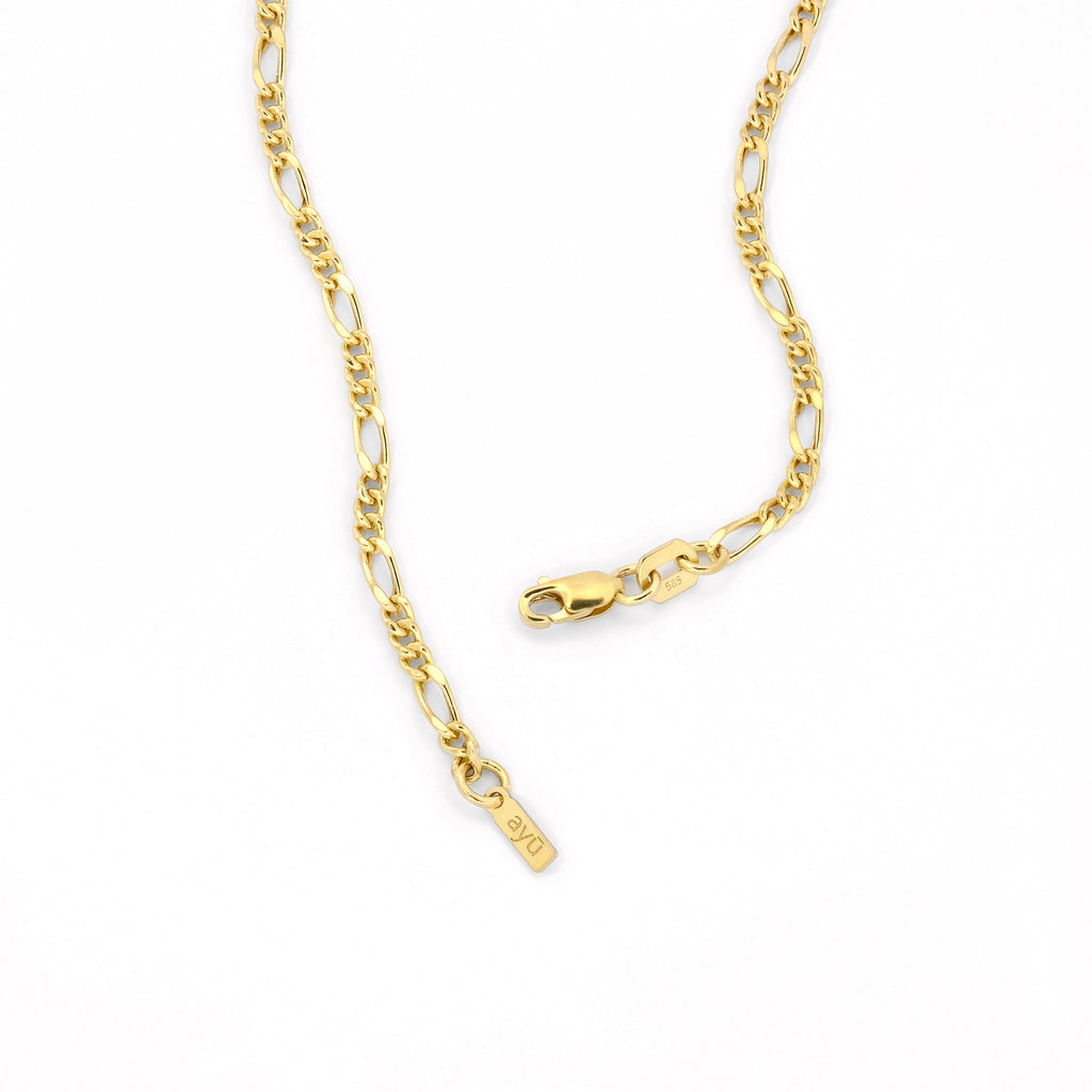 Detailansicht Karabiner-Verschluss eines Figaro-Armbands aus 14k Gelbgold vor weißem Hintergrund.