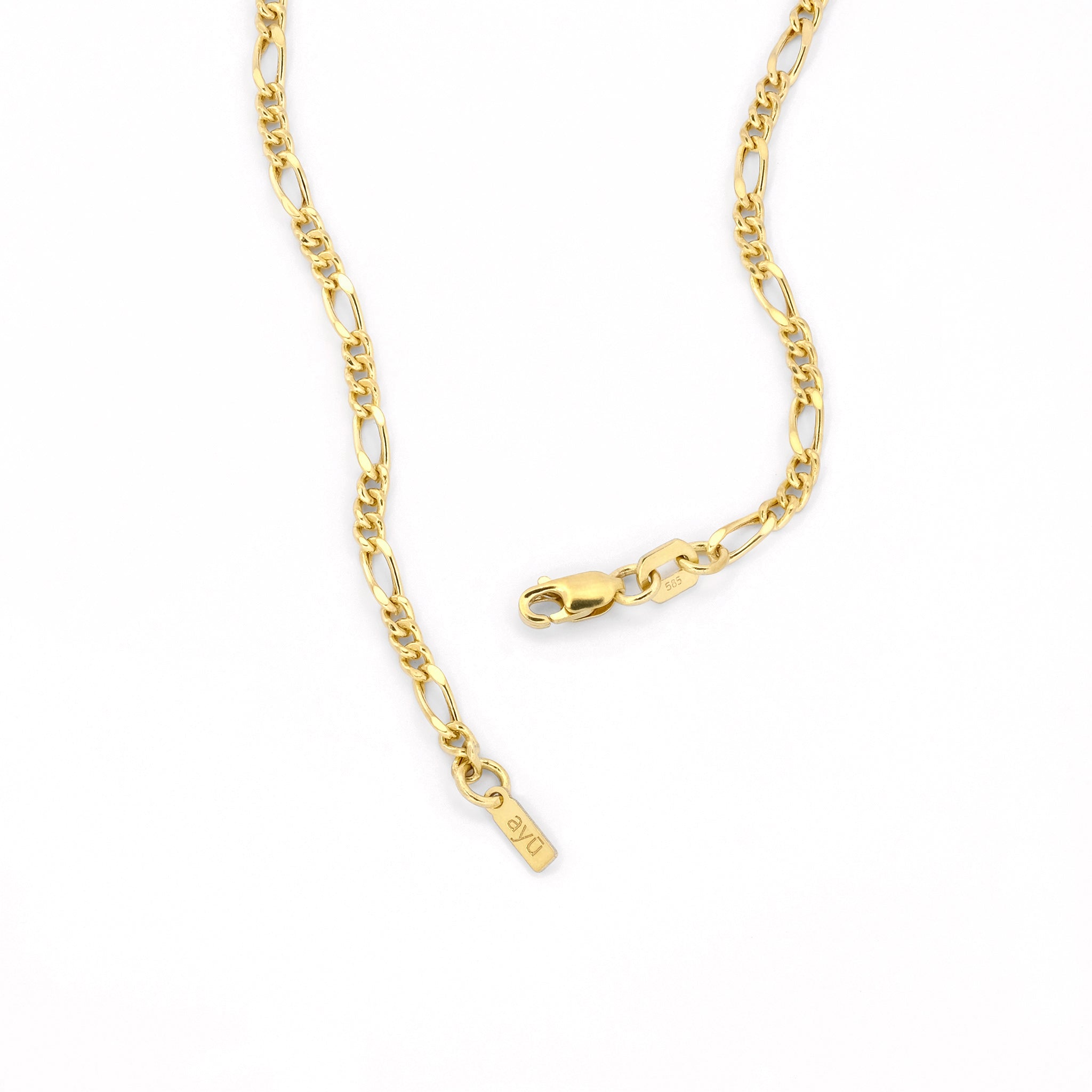 Detailansicht Karabiner-Verschluss eines Figaro-Armbands aus 14k Gelbgold vor weißem Hintergrund.