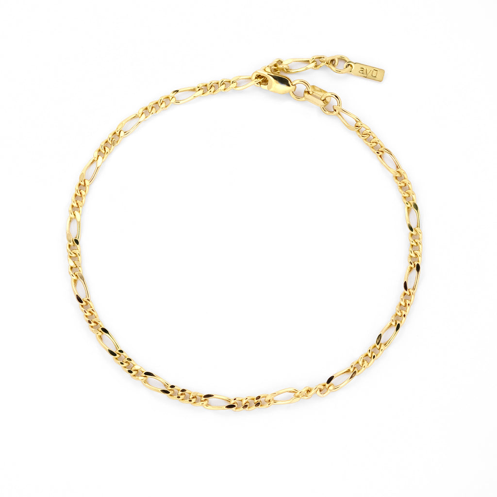 Figaro-Armband aus 14k Gelbgold vor weißem Hintergrund.