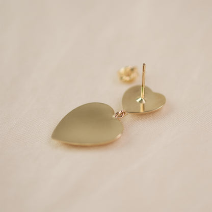 Rückansicht Heart Drop Earrings aus 14k Gold.