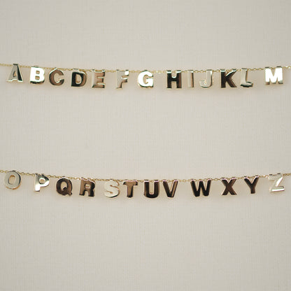 Buchstabenanhänger aus 14k Echtgold A-Z auf Kette aufgereiht.