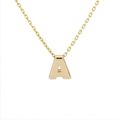 Freisteller Letter Charm Necklace mit dem Buchstabenanhänger A aus 14k Echtgold.