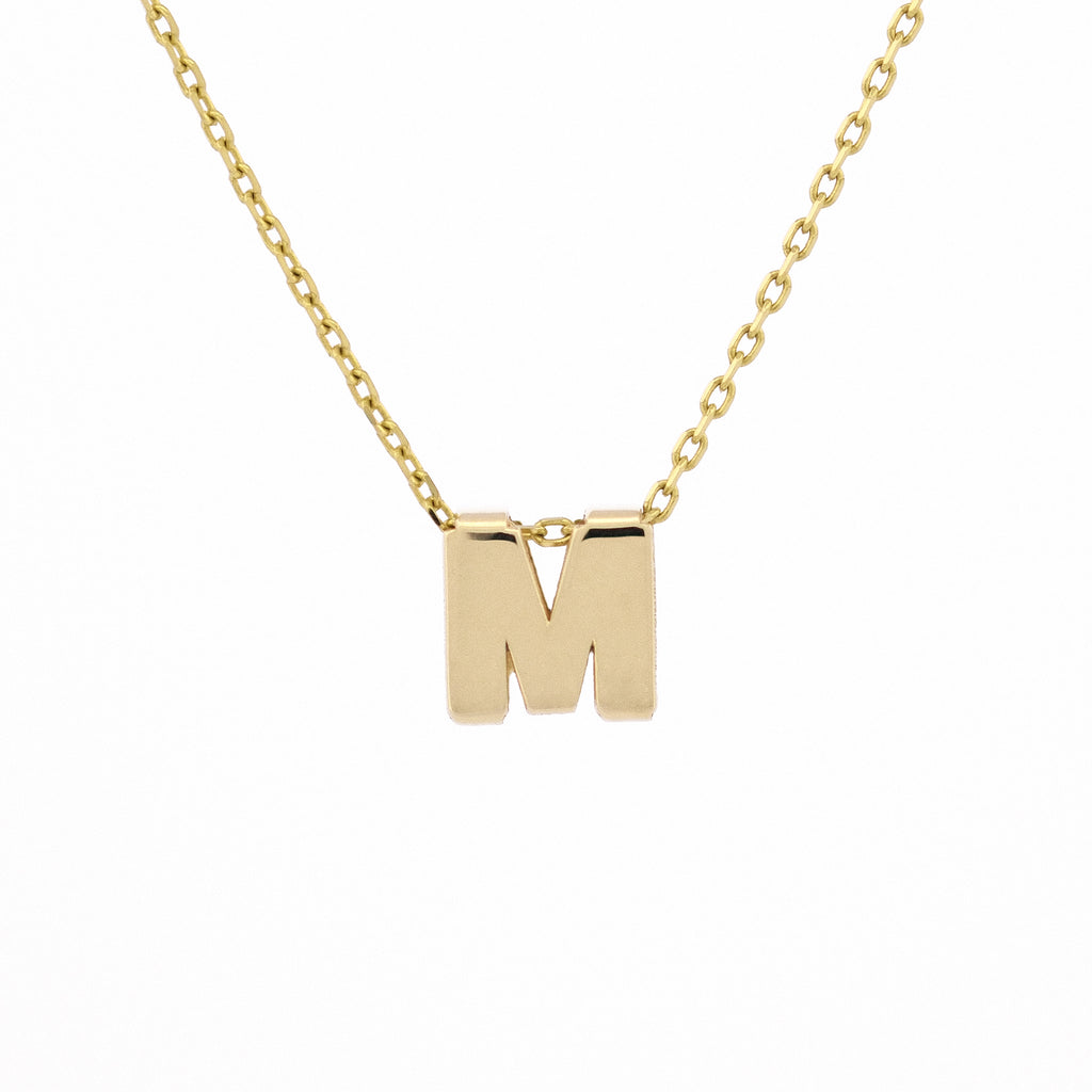 Freisteller Letter Charm Necklace mit dem Buchstabenanhänger M aus 14k Echtgold.
