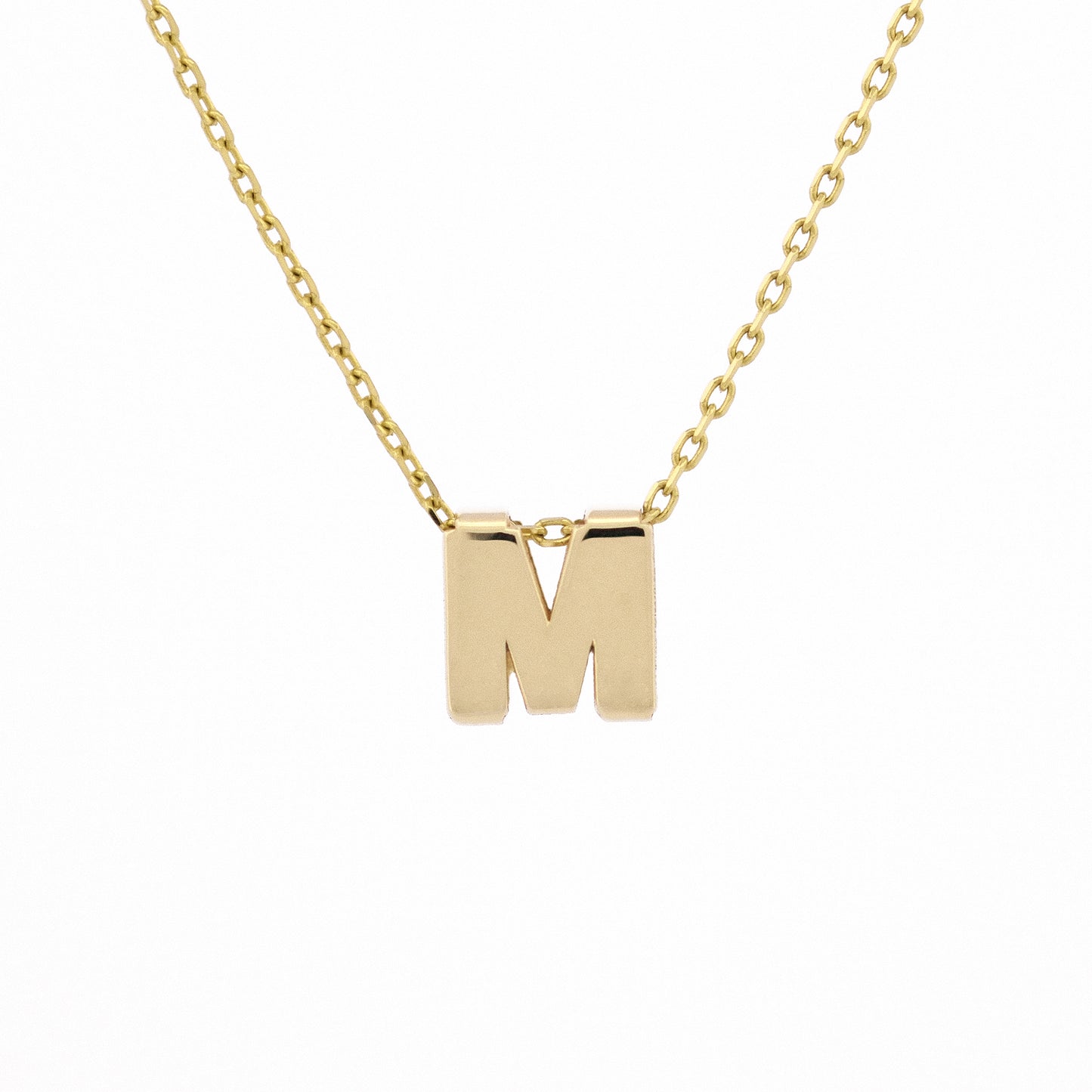 Freisteller Letter Charm Necklace mit dem Buchstabenanhänger M aus 14k Echtgold.