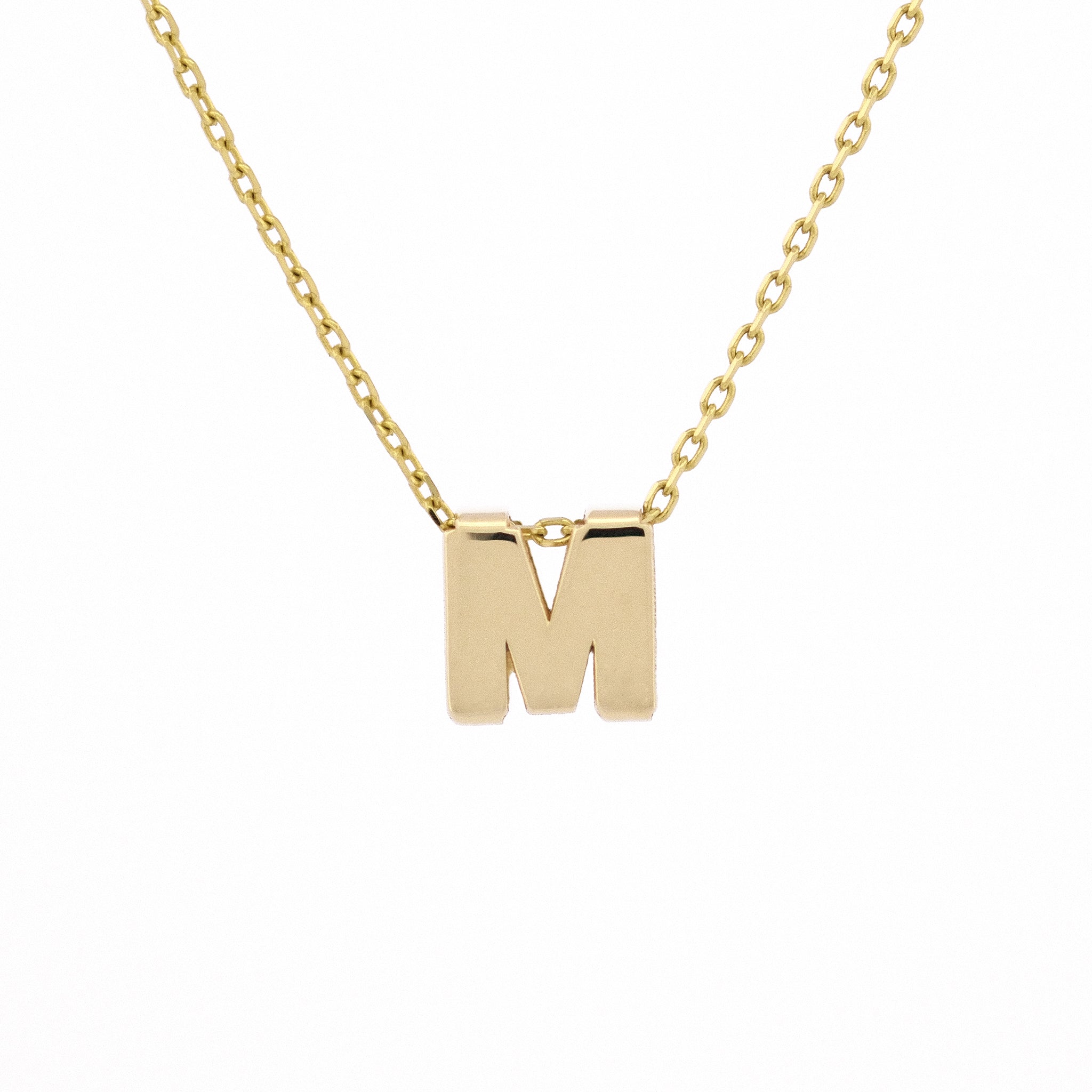 Freisteller Letter Charm Necklace mit dem Buchstabenanhänger M aus 14k Echtgold.