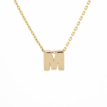 Freisteller Letter Charm Necklace mit dem Buchstabenanhänger M aus 14k Echtgold.