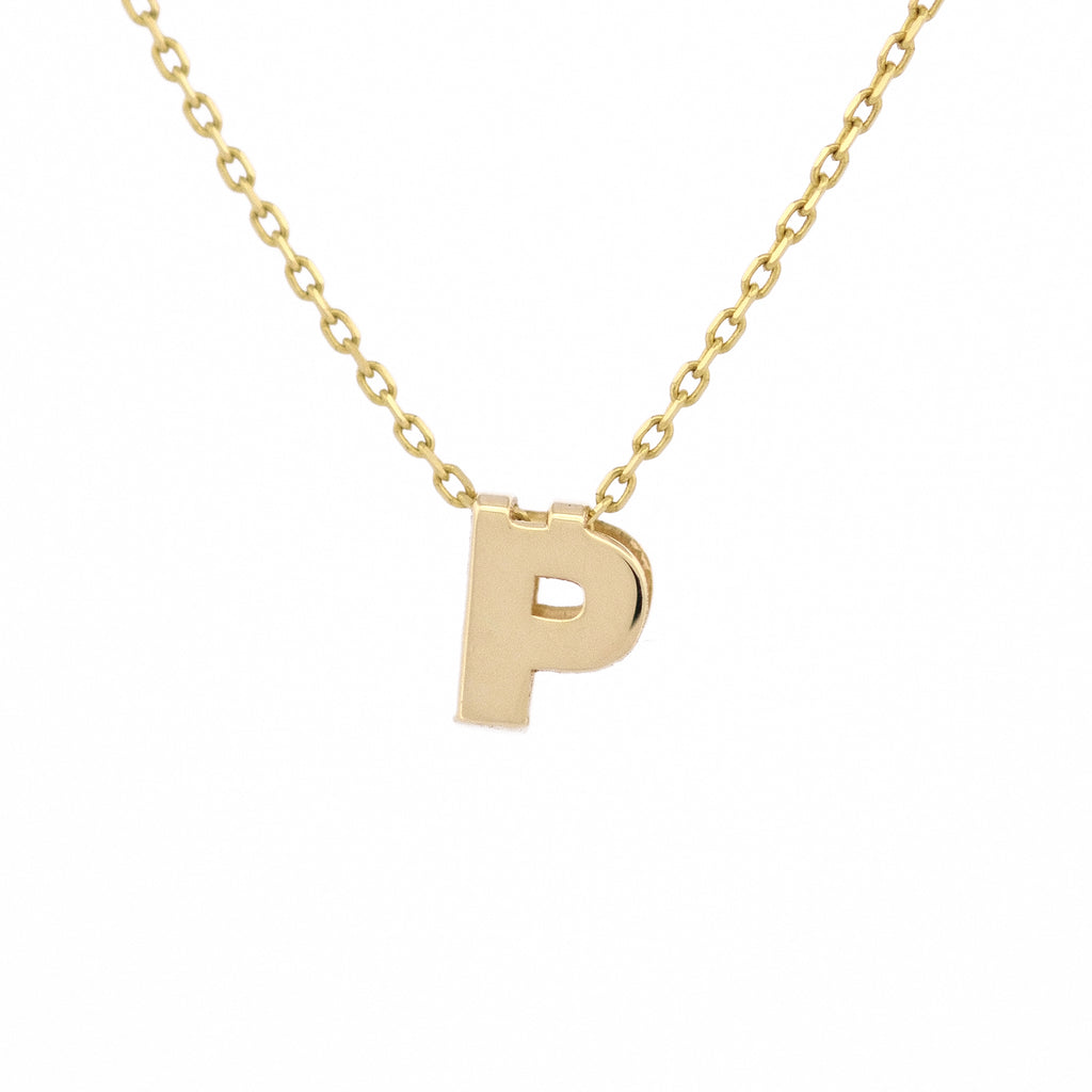 Freisteller Letter Charm Necklace mit dem Buchstabenanhänger P aus 14k Echtgold.