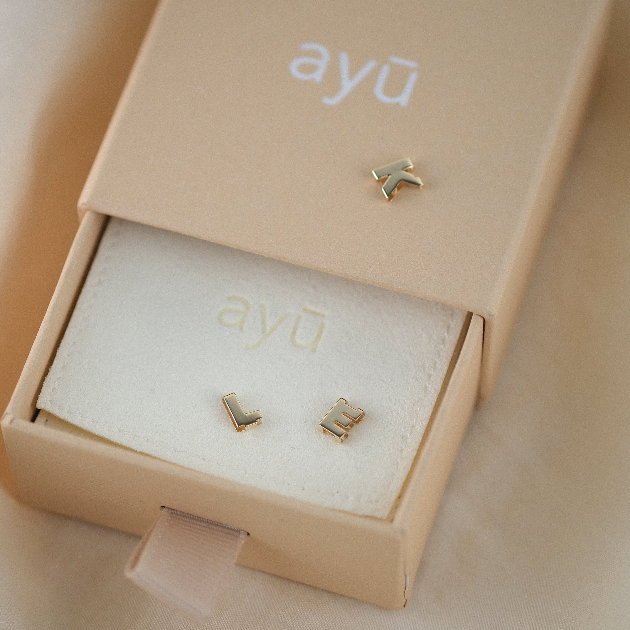 Buchstabenanhänger aus 14k Echtgold in Schmuckschachtel.
