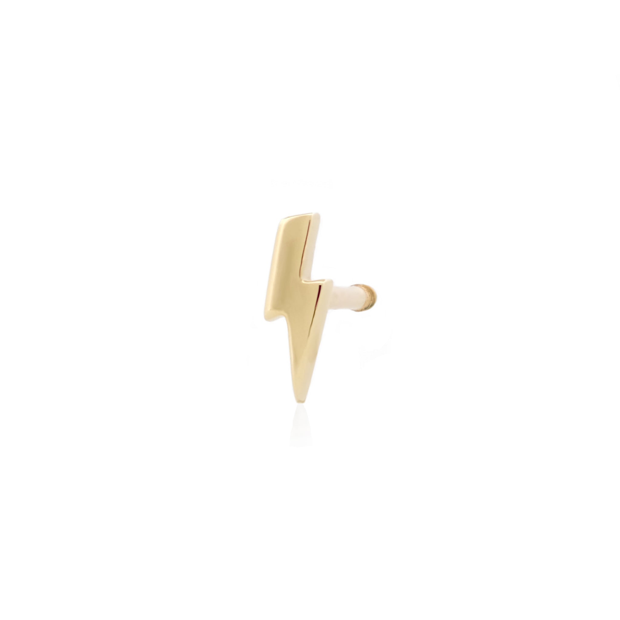 Angewinkelte Vorderansicht des Lightning Bolt Studs aus 14k Gelbgold vor weißem Hintergrund.