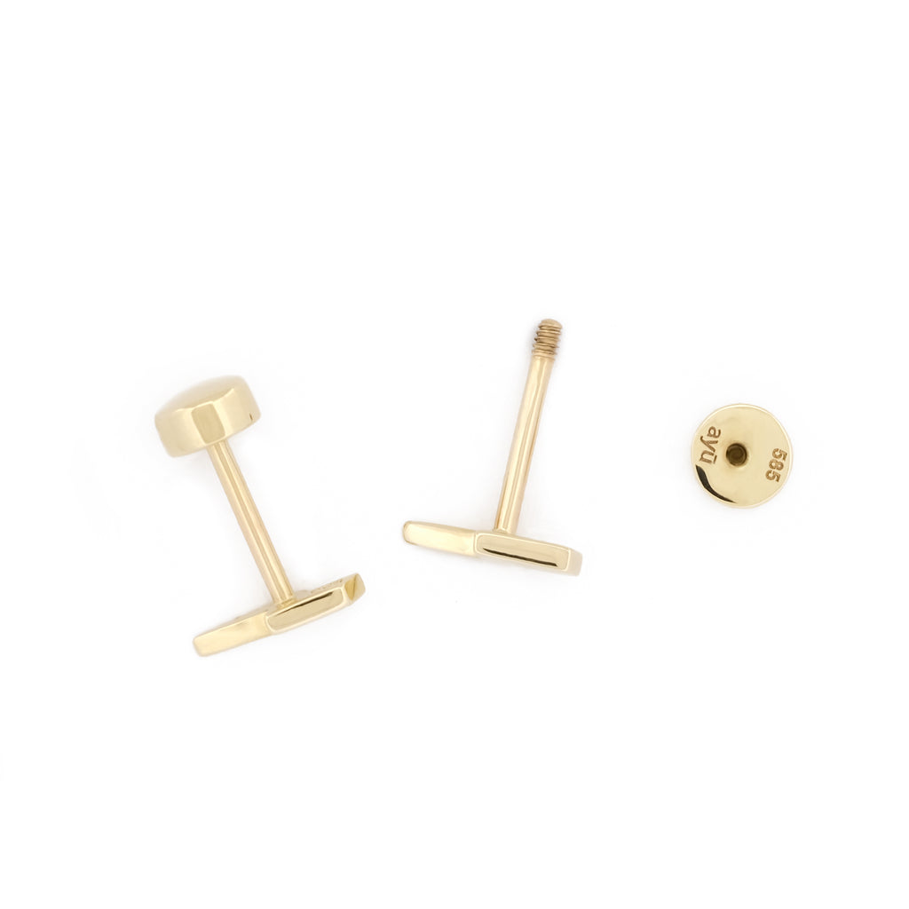 Detailansicht Drehverschluss des Lightning Bolt Studs aus 14k Gelbgold, liegend auf weißem Untergrund.