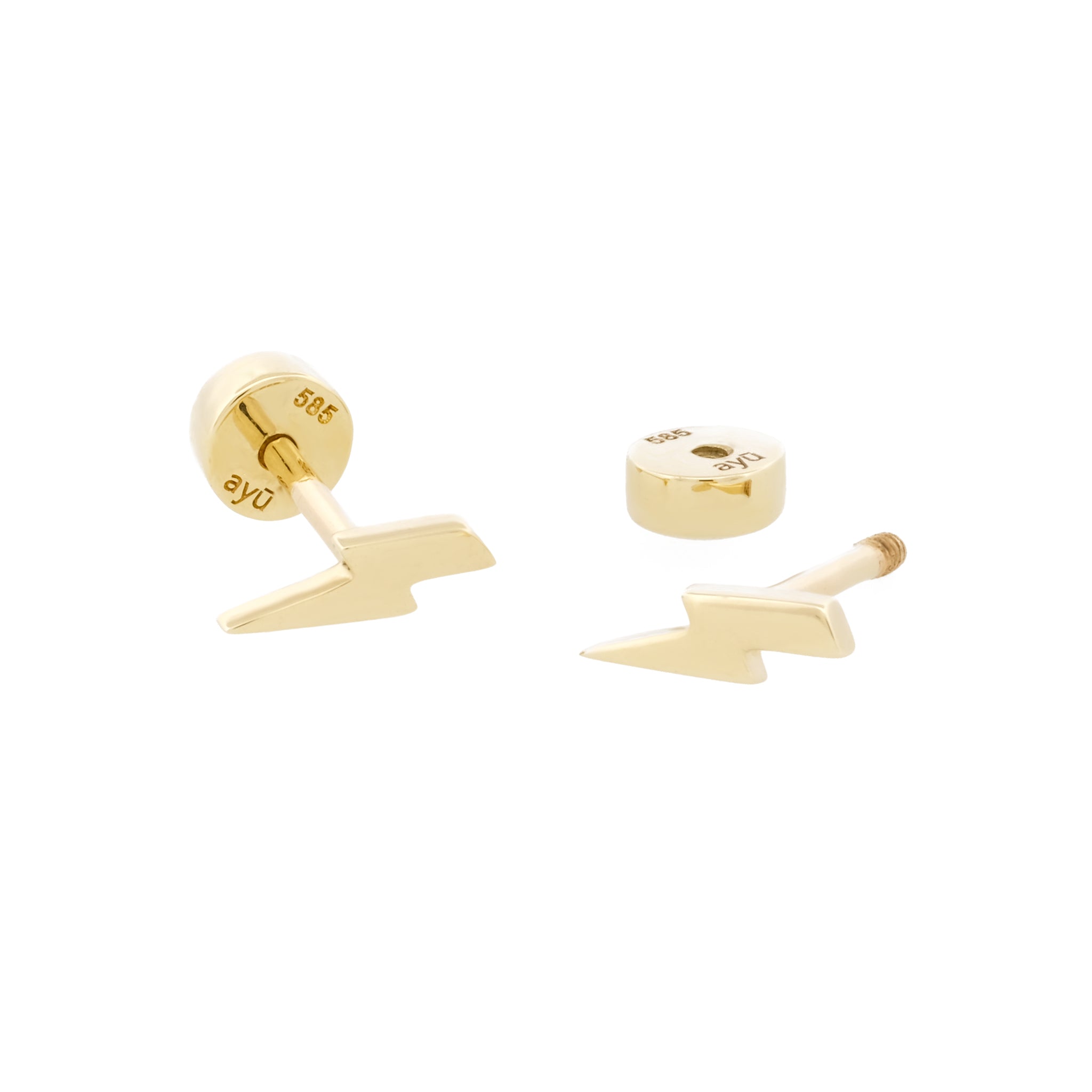 Vorderansicht eines Paars des Lightning Bolt Studs, aus 14k Gelbgold, das auf weißem Untergrund liegt.