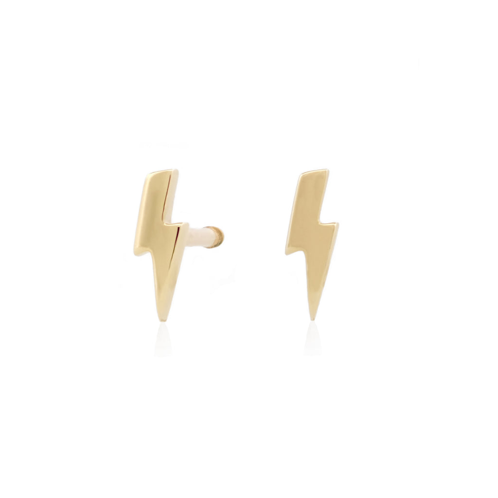Vorderansicht eines Paars des Lightning Bolt Studs aus 14k Gelbgold vor weißem Hintergrund.
