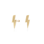 Vorderansicht eines Paars des Lightning Bolt Studs aus 14k Gelbgold vor weißem Hintergrund.