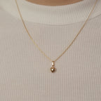 Nahaufnahme einer Kette mit kleinem Herz-Anhänger aus 14k Echtgold.