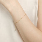Model trägt elegantes Paperclip-Armband aus 14k Gold.