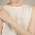 Model trägt elegantes Paperclip-Armband aus 14k Gold mit der passenden Halskette.