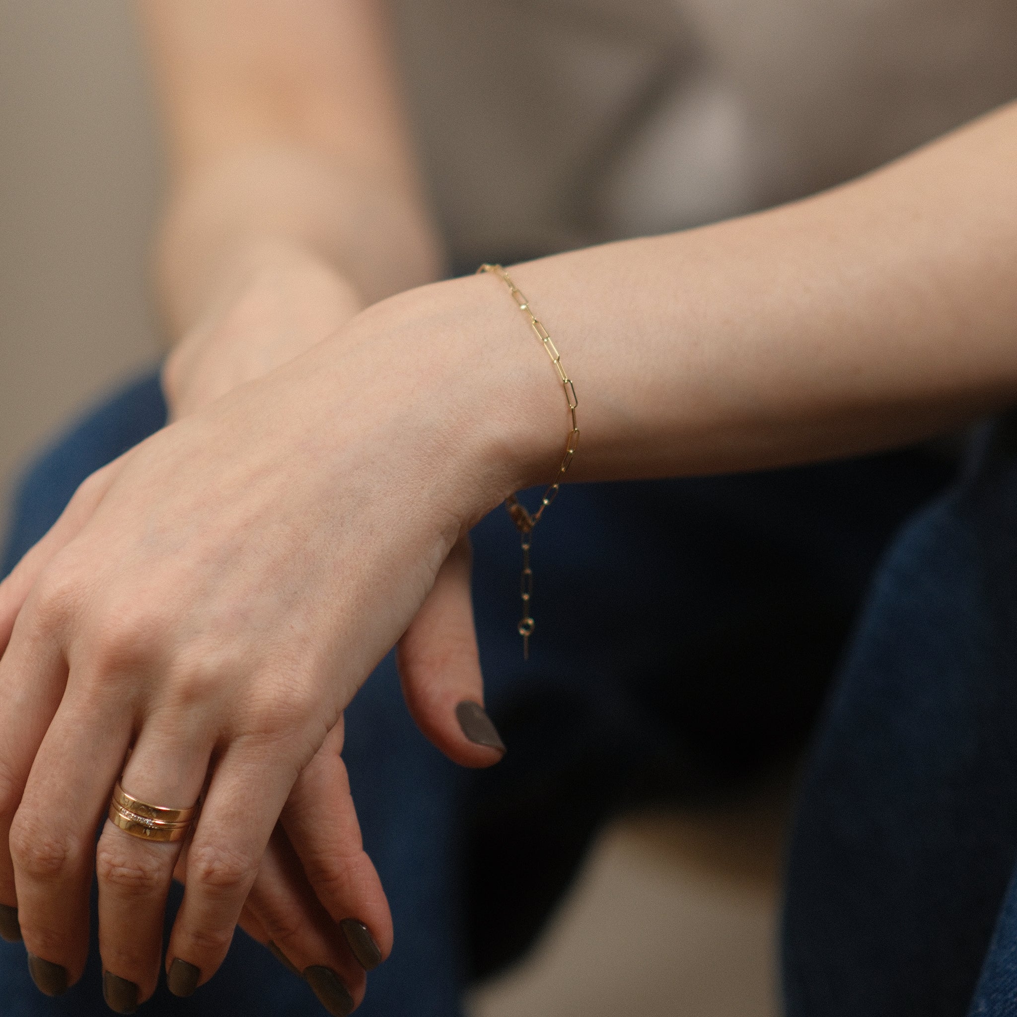Model trägt elegantes Paperclip-Armband aus 14k Gold.