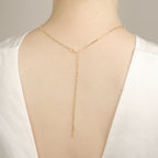Rückenansicht: Model trägt elegante Paperclip-Kette aus 14k Gold als Y-Kette.
