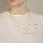 Model trägt Paperclip-Ketten aus 14k Gold in drei verschiedenen Längen mit zusätzlichen Maßangaben.
