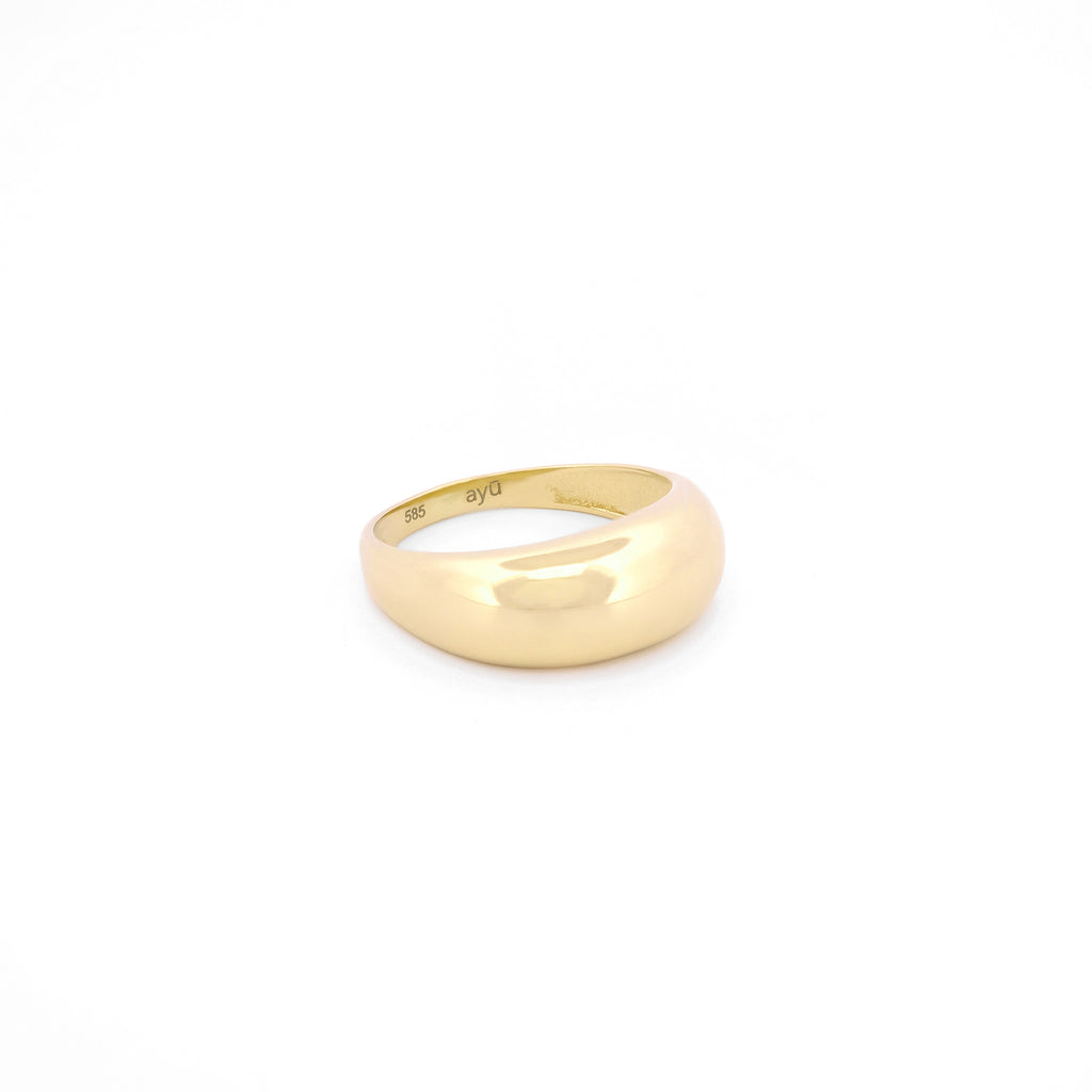 Angewinkelte Ansicht eines Dome-Rings für den kleinen Finger aus 14k Gelbgold auf weißem Hintergrund.