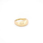 Angewinkelte Ansicht eines Dome-Rings für den kleinen Finger aus 14k Gelbgold auf weißem Hintergrund.