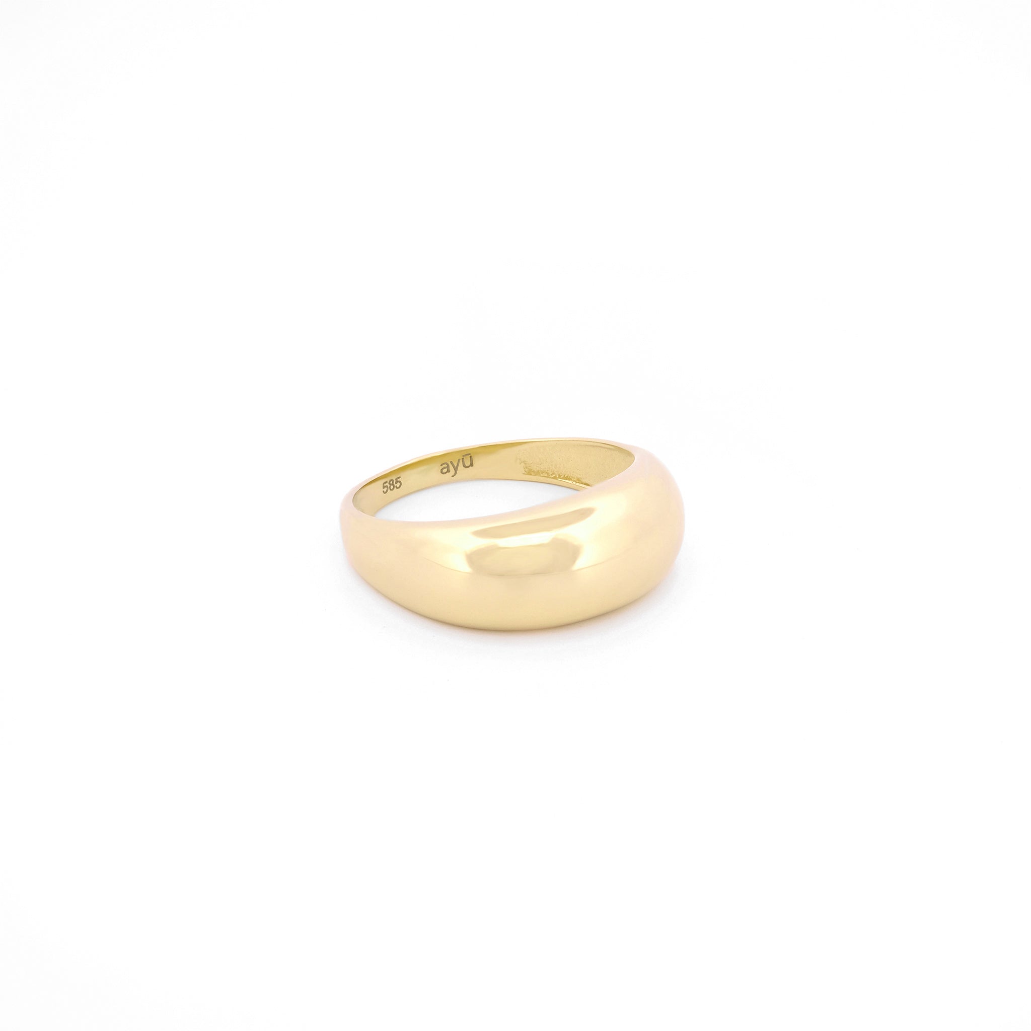 Angewinkelte Ansicht eines Dome-Rings für den kleinen Finger aus 14k Gelbgold auf weißem Hintergrund.