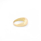 Seitenansicht eines Dome-Rings für den kleinen Finger aus 14k Gelbgold auf weißem Hintergrund.