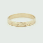 Bandring aus 14k Echtgold mit der Gravur "Anton und Maia" auf der Außenseite dreht sich um 360°.