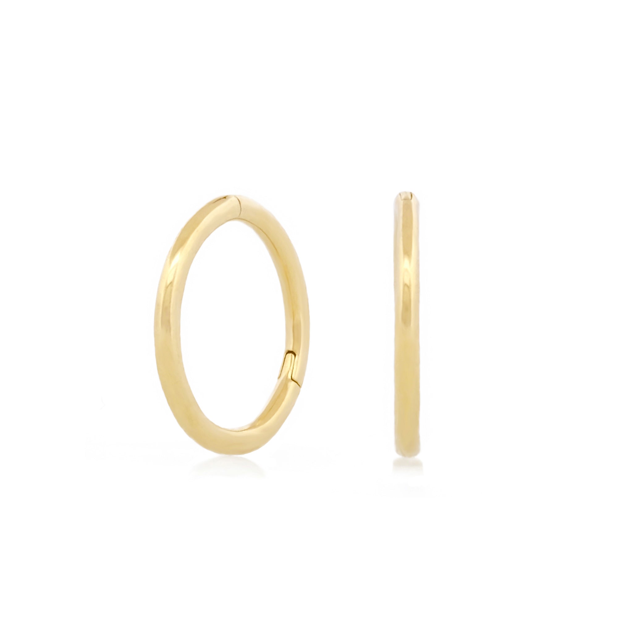 Vorderansicht eines Paars des Seamless Huggie Hoops aus 14k Gelbgold vor weißem Hintergrund.