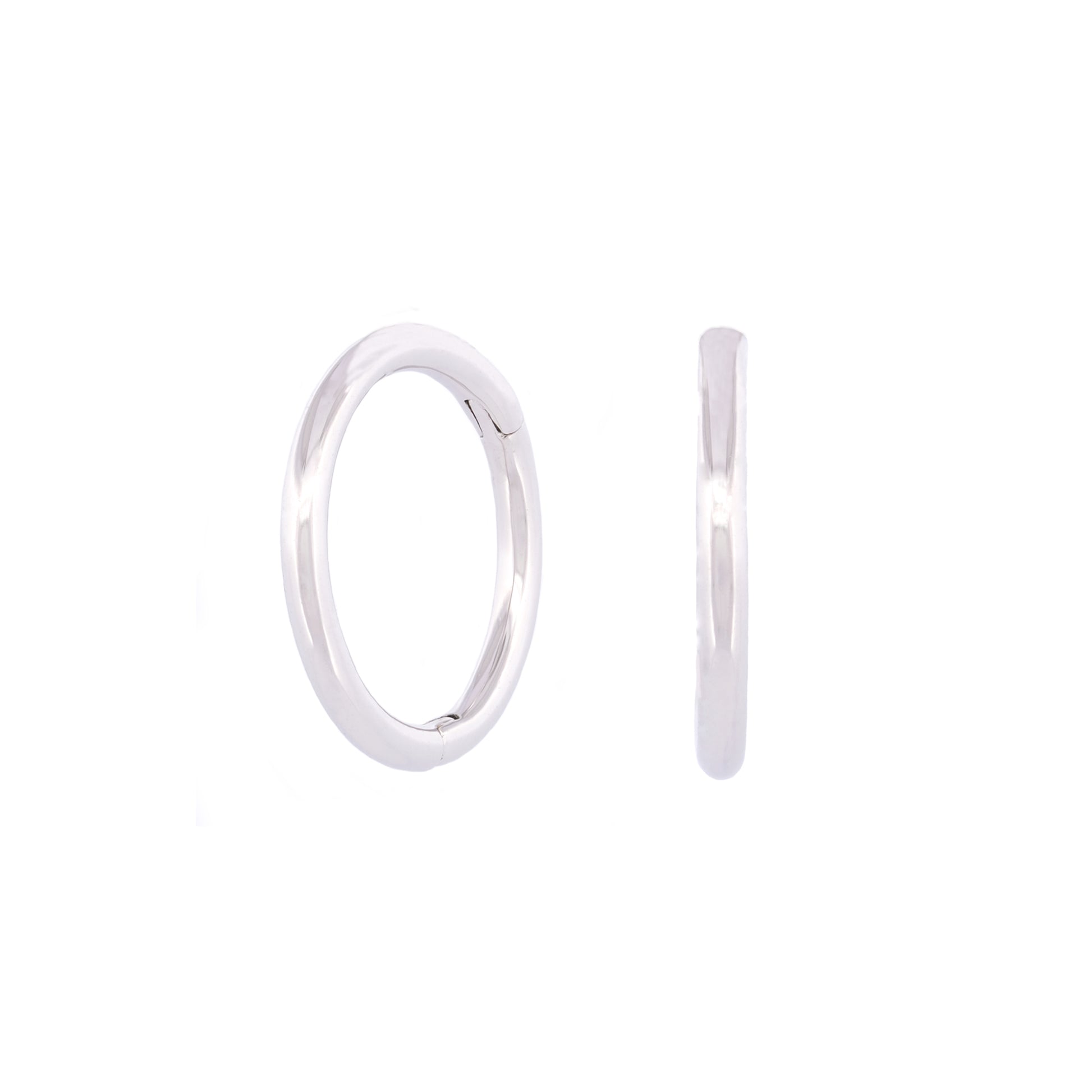 Vorderansicht eines Paars des Seamless Huggie Hoops aus 14k Weißgold vor weißem Hintergrund.