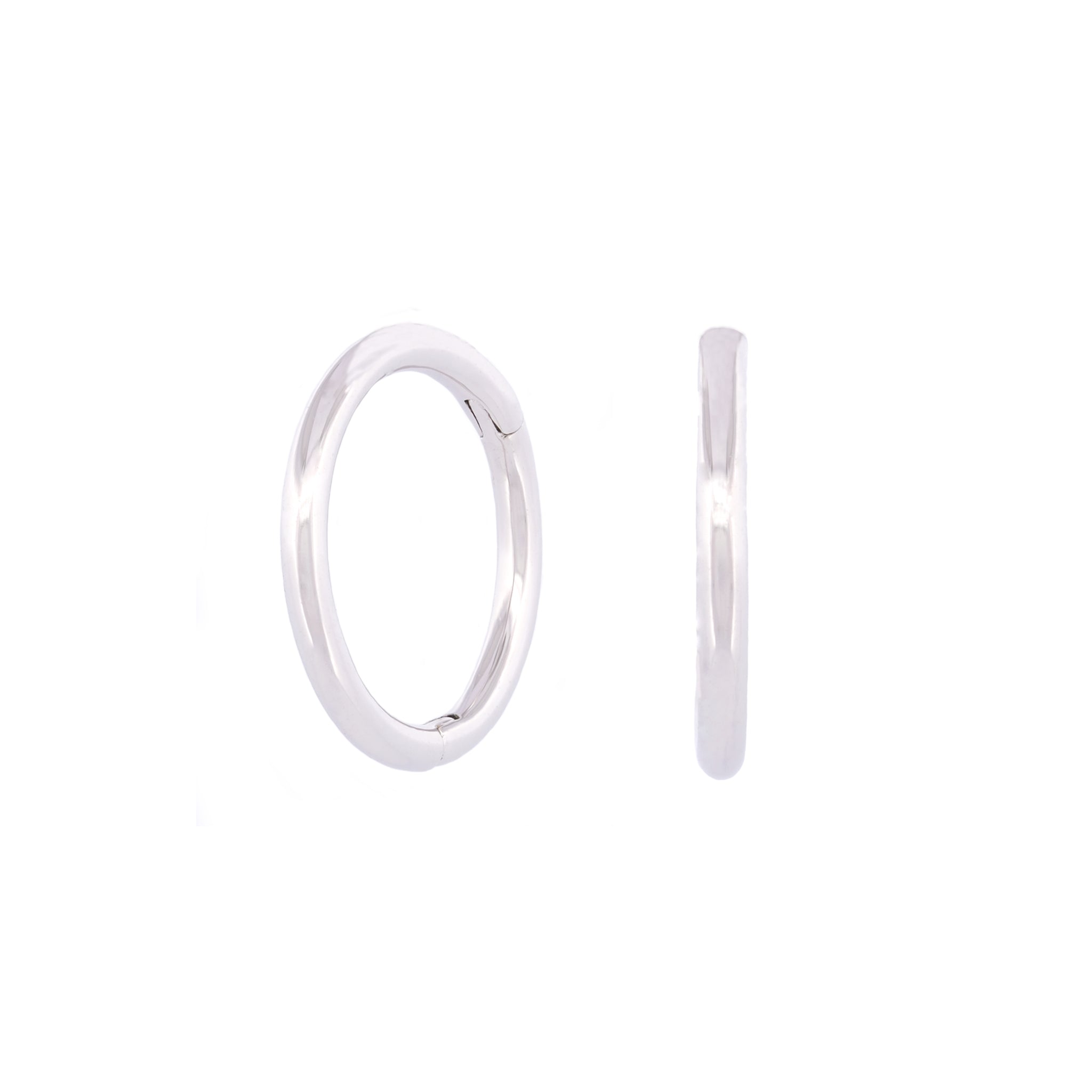 Vorderansicht eines Paars des Seamless Huggie Hoops aus 14k Weißgold vor weißem Hintergrund.