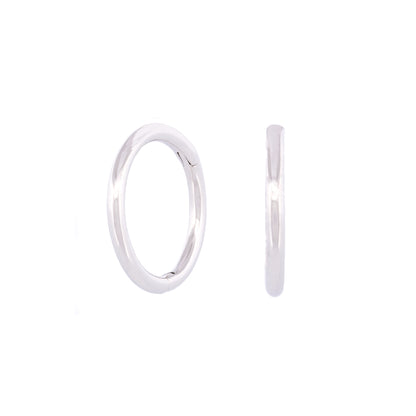 Vorderansicht eines Paars des Seamless Huggie Hoops aus 14k Weißgold vor weißem Hintergrund.