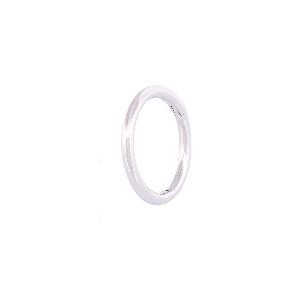 Angewinkelte Vorderansicht des Seamless Huggie Hoops aus 14k Weißgold vor weißem Hintergrund.