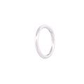 Angewinkelte Vorderansicht des Seamless Huggie Hoops aus 14k Weißgold vor weißem Hintergrund.