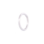 Angewinkelte Vorderansicht des Seamless Huggie Hoops aus 14k Weißgold vor weißem Hintergrund.