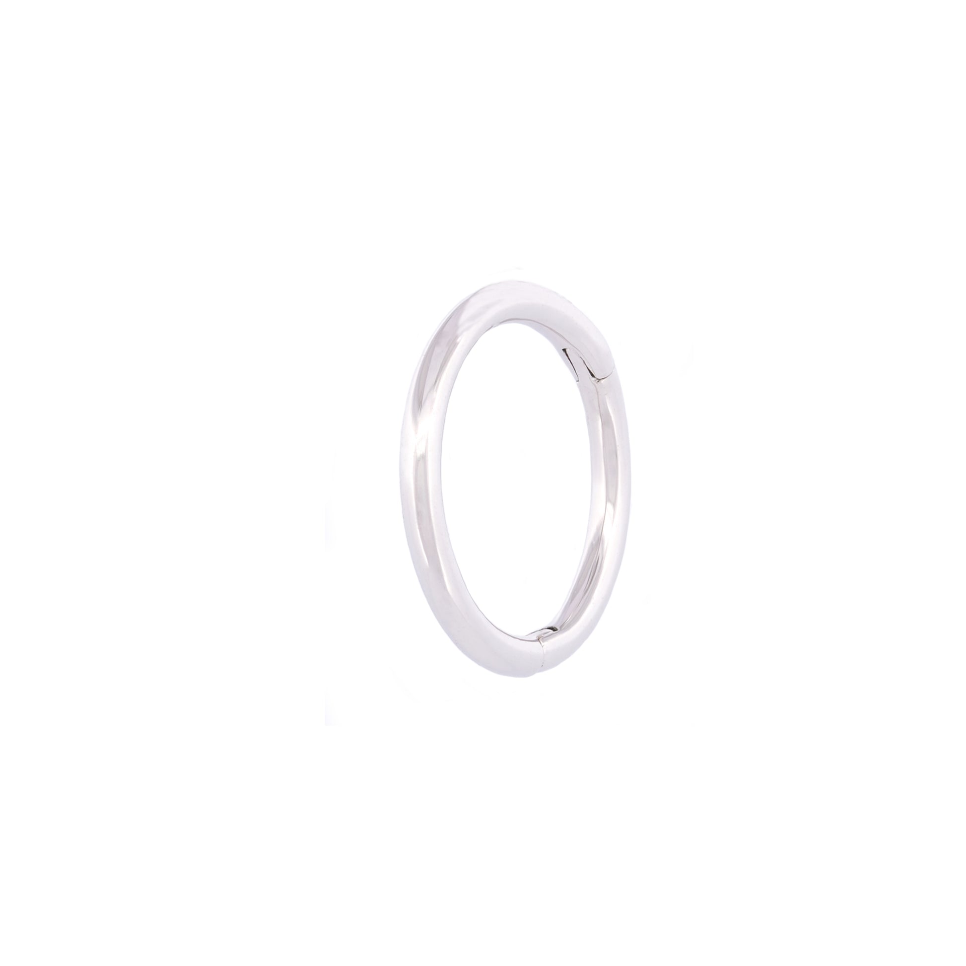 Angewinkelte Vorderansicht des Seamless Huggie Hoops aus 14k Weißgold vor weißem Hintergrund.