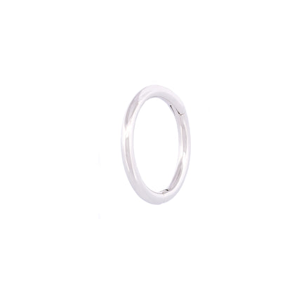 Angewinkelte Vorderansicht des Seamless Huggie Hoops aus 14k Weißgold vor weißem Hintergrund.