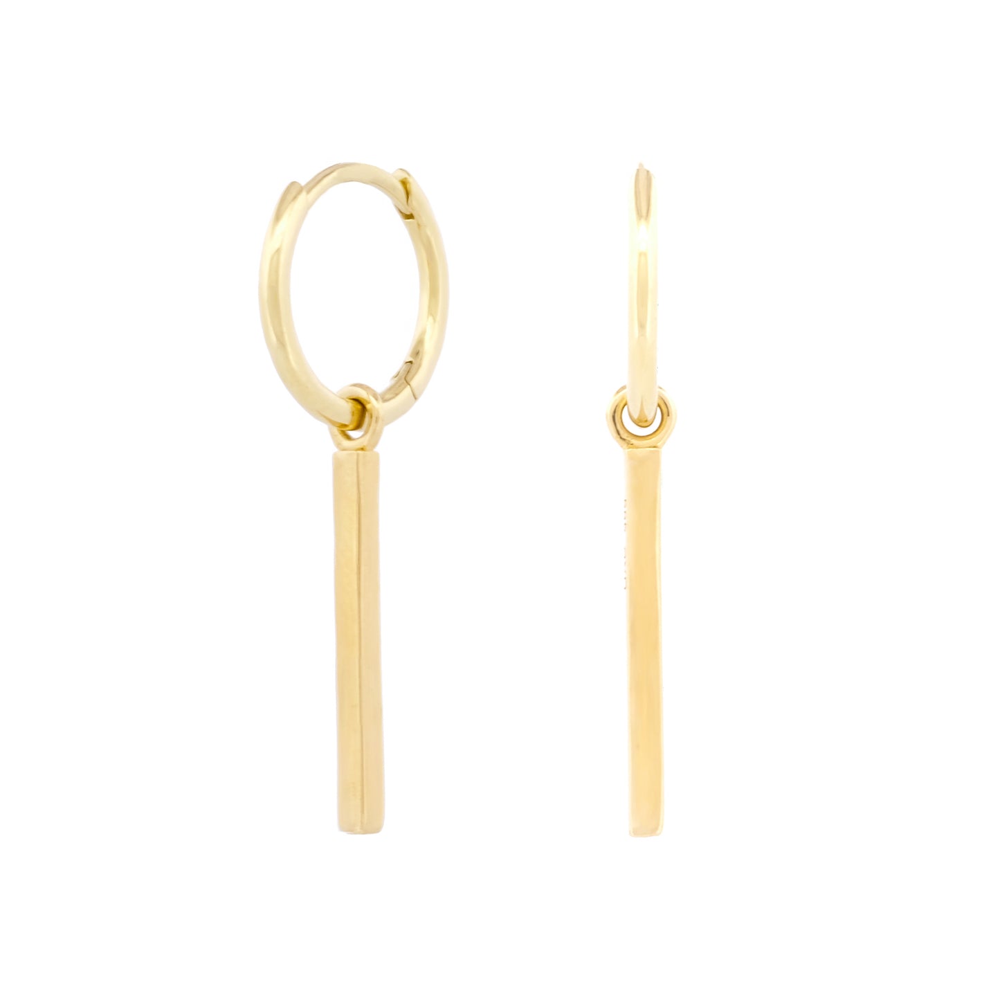 Vorderansicht eines Paars des Small Bar Charm Earrings aus 14k Gelbgold vor weißem Hintergrund.