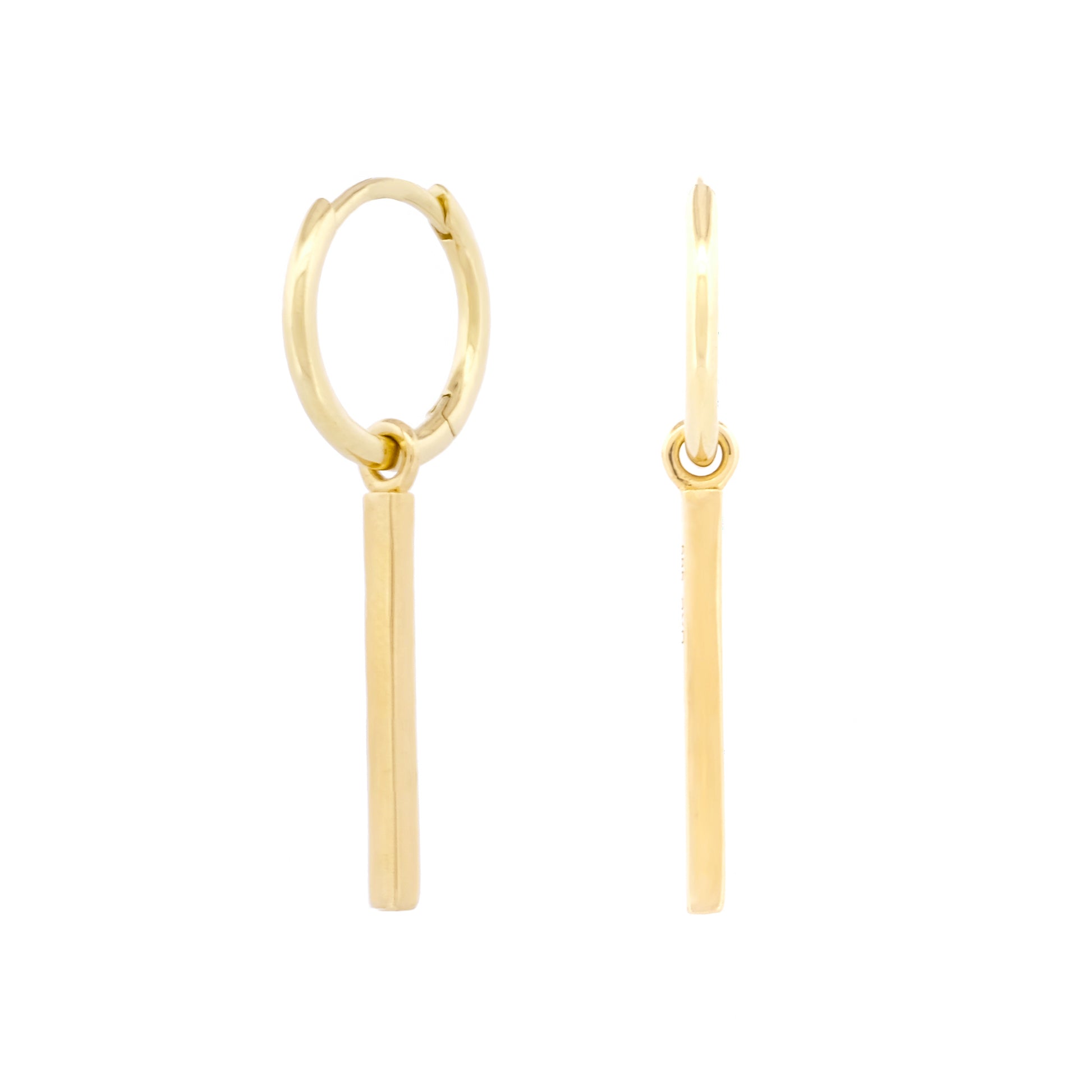 Vorderansicht eines Paars des Small Bar Charm Earrings aus 14k Gelbgold vor weißem Hintergrund.